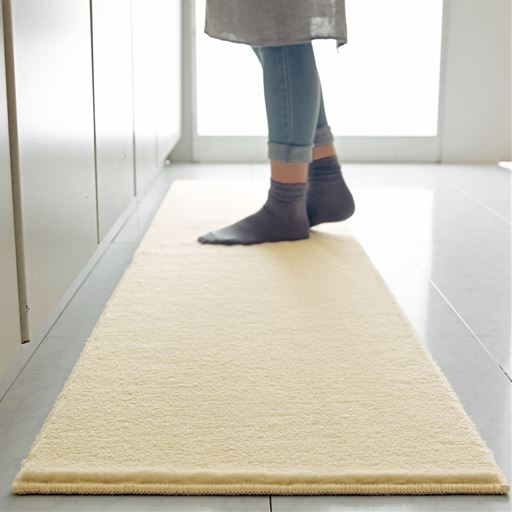 アイボリー<br>ムートンのような長毛がみっしり詰まった、ふかふかキッチンマットです。