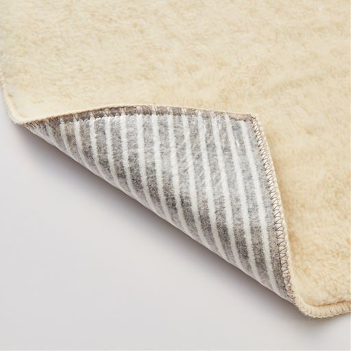 裏面はすべりにくい吸着加工で掃除機もかけやすい。