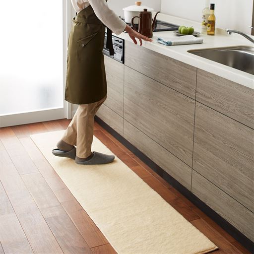 アイボリー<br>底冷えする冬場のキッチンにおすすめ。