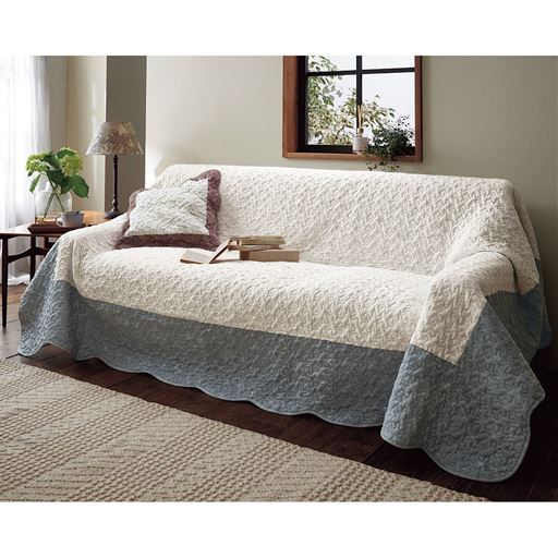 グレー(横250×縦200cm)<br>繊細な花柄が美しい、水洗いキルトマルチカバーです。