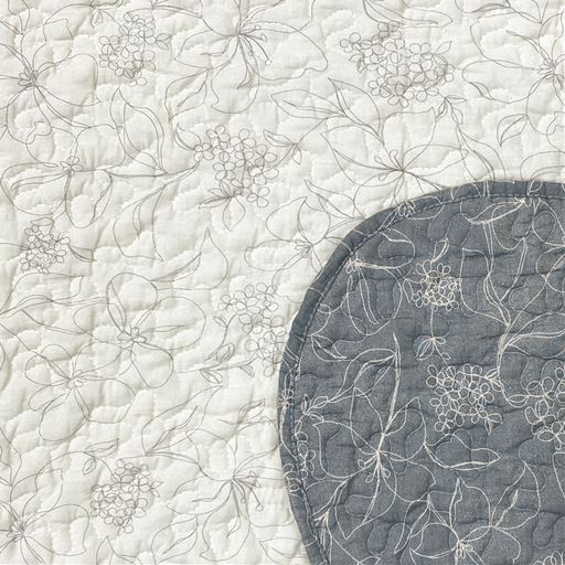 生地拡大(グレー)<br>おしゃれな花柄生地を使用した、上品な雰囲気のキルトです。