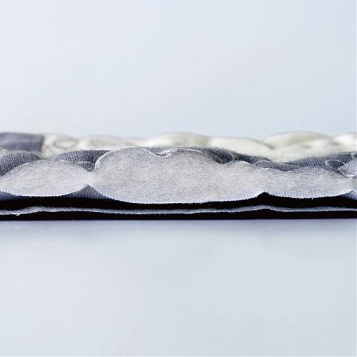 側生地は綿100%の水洗い仕上げで、洗えば洗うほどやわらかな風合いに。中わた入りでふんわりとした肌ざわり。