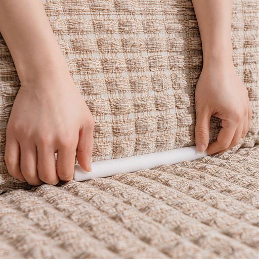 固定パイプでソファとカバーをしっかり固定。