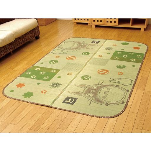 A(和ごころ)200×140cm <br>世代を超えて人気の「となりのトトロ」がラグに。太くて繊維がきめ細かな日本製い草を使用。