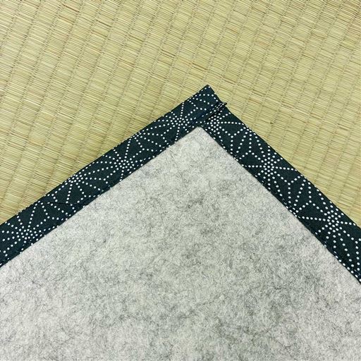 裏面はフローリングを傷つけにくい不織布貼り。