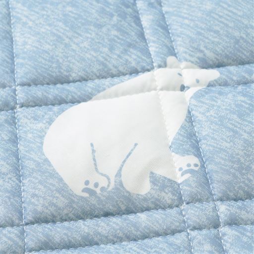 愛らしい白クマ柄の接触冷感素材ラグ。さらりと優しい肌触りも快適です。汚れても洗濯機で丸洗い可能。