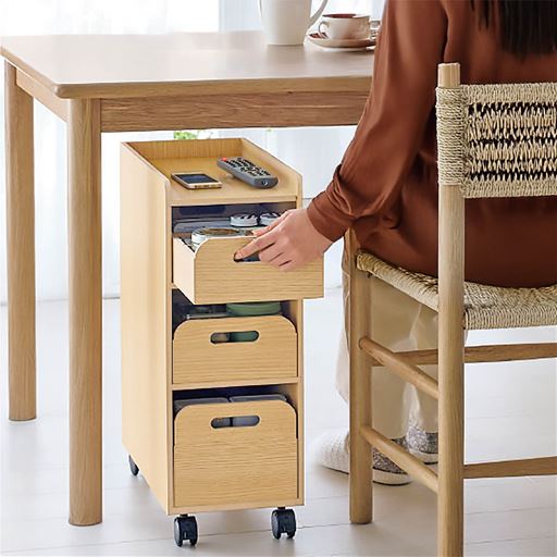 ナチュラル スリムなのにたっぷり収納! ダイニングテーブルの下にぴったり収まる!