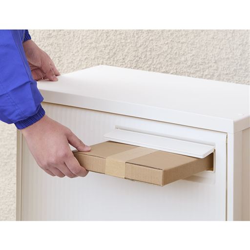 フタを開けなくても受け取れるポスト口つき。<br>書類や小型の荷物の受取にも便利です。(オフホワイト)
