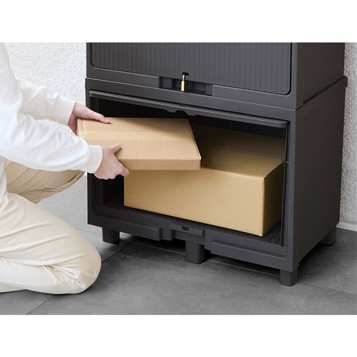 フラップ式の前開きで開閉もスムーズ。<br>狭い玄関でもストレスなく使えます。