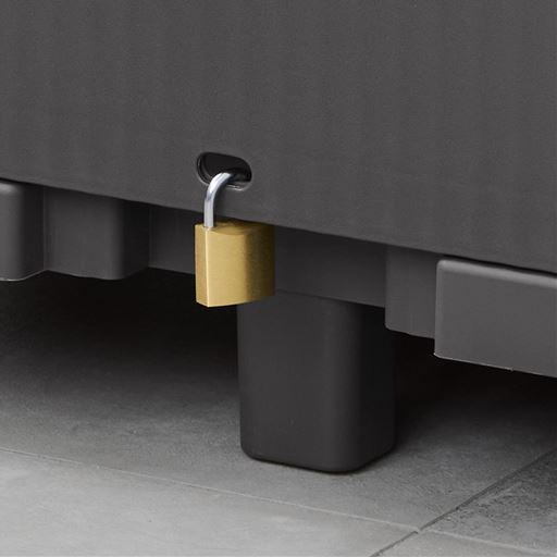 盗難防止に南京錠を取り付けられます※南京錠は付属していません。