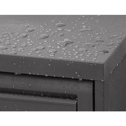 国際規格IPX2に相当する防水性能で、大切な荷物を雨から守ります。