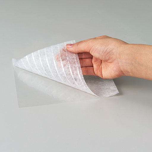 粘着タイプなので、剥離紙を剥がして、パッと貼り付けるだけ。(跡残りしにくいタイプの粘着剤を使用しています)