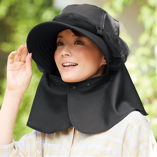 虫除けネットをツバ上でホックでとめられる