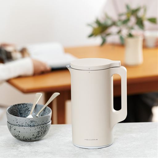 場所を取らないスリムサイズでインテリアにすっとなじみ、キッチンはもちろん卓上でも使いやすいデザインです。