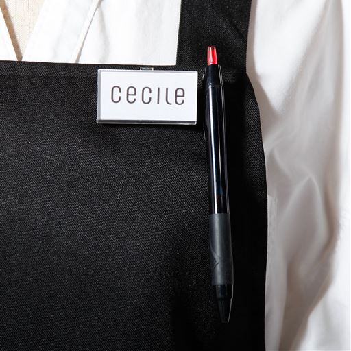 ペンや眼鏡、名札などを引っかけられるループつき