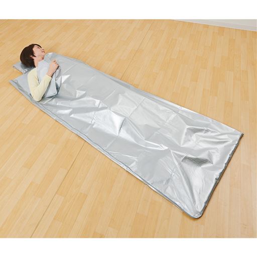 寝袋 ファスナーを閉めて中に入る<br><br>※イメージ