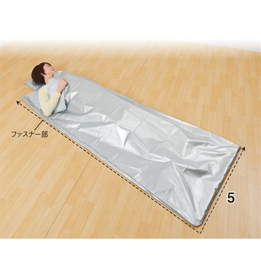 寝袋 ファスナーを閉めて中に入る