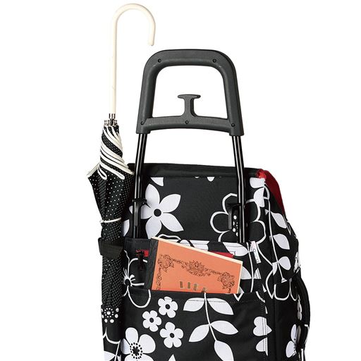 傘ホルダーとエコバッグなどの収納に便利なオープンポケット付き。