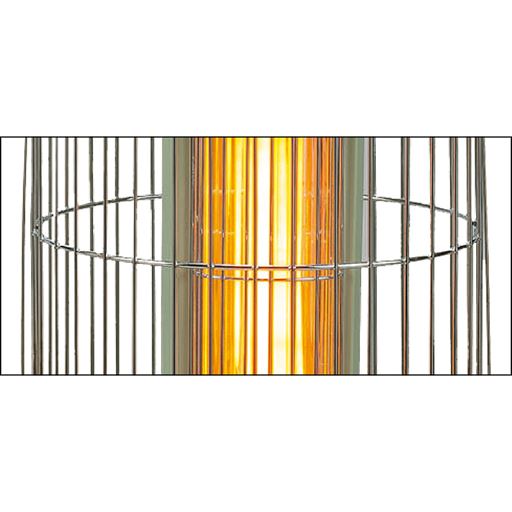 熱源のまわりに大型ガードを搭載。距離をかせいで、カーテンなどの障害物を触れにくくします。