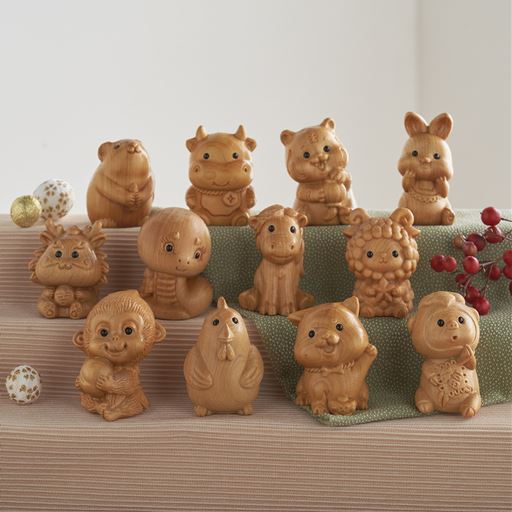 (左奥から) 子・丑・寅・卯・辰・巳・午・未・申・酉・戌・亥<br>木彫りのかわいい十二支が勢揃い!