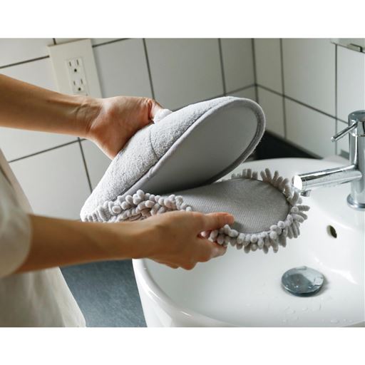 手洗いOK 汚れやすいモップ部分を外して洗える!モップ部分の裏面がやわらかく、取り外し・取り付けがしやすいのもポイントです。歩く時もカシャカシャ音が鳴りにくいタイプです。