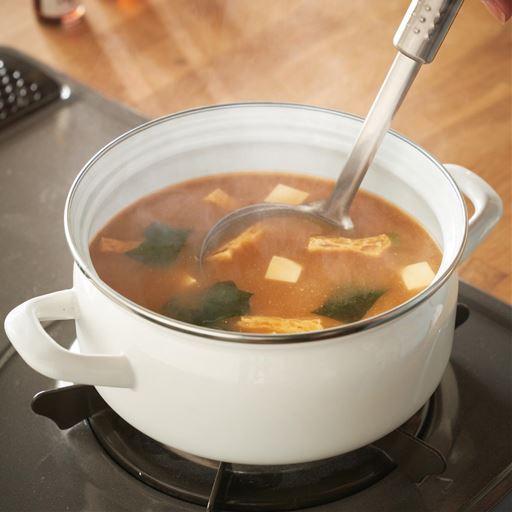 熱伝導と保温性に優れたホーロー製なのでお鍋だけでも使えます。