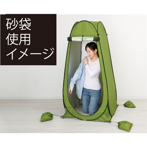 (3)砂袋に重り(砂や石、水の入ったペットボトルなど※これらは商品に含まれません)を入れて閉じ、口ひもをテント下部四隅のループに通して結ぶ。 ペグが打ち込めない場所にテントを設置する場合は砂袋のみお使いください。