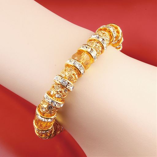 水晶は古代より不思議な霊力がある石と伝えられ、身につけている人を災いから守るといわれています。