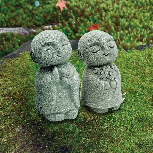 天然石を練り込んだ樹脂で作られた、手のひらにのせられる小柄で穏やかな顔のお地蔵さま。ずっしりとした石の重みと細やかな手作りの質感をお楽しみください。左からA(にっこり) B(お花)