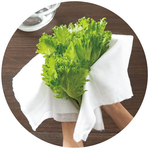 水切りに! キッチンペーパーのようにちぎれず、野菜や果物の水気取りにも最適◎