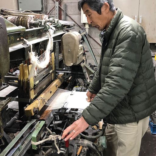 百年続く織物の産地である和歌山県、大阪泉州地域で昔ながらの織り機で大切に作っています。
