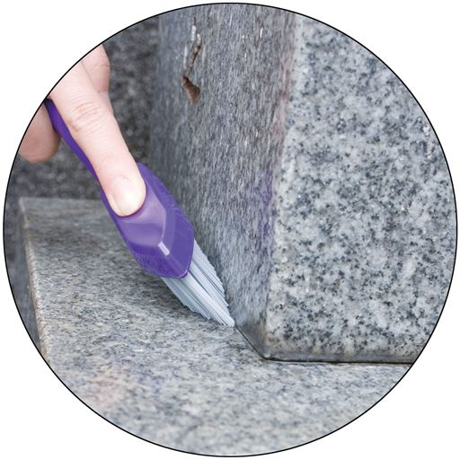 【墓石すみずみブラシ】斜めカットのブラシが角にフィットして汚れを落とします。