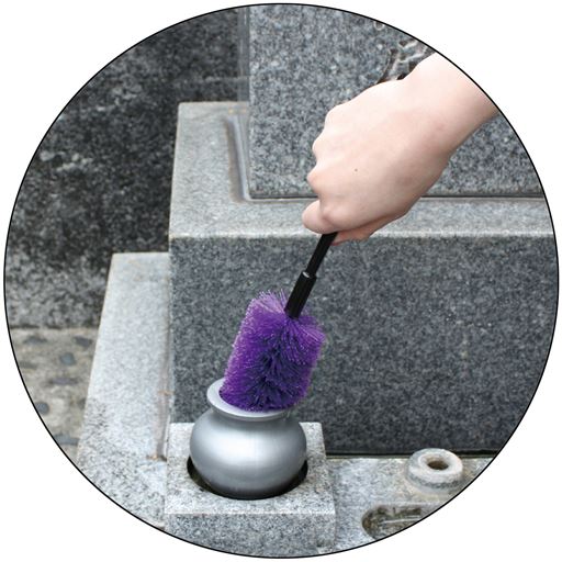 【花筒洗いブラシ】花筒の内側にフィットし水アカやヌメリを取り除きます。