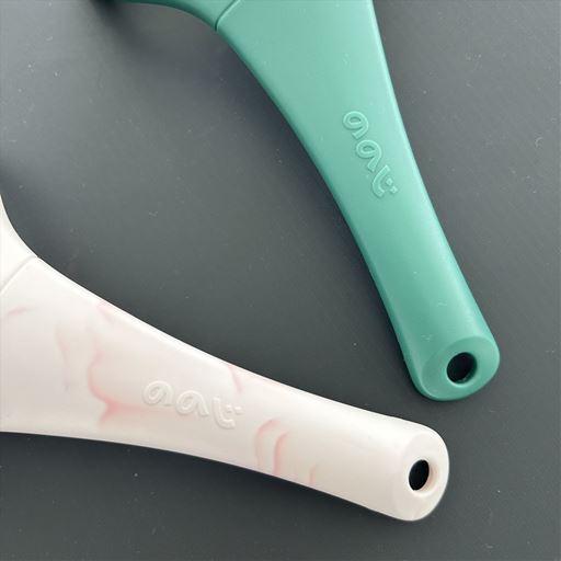 グリップに指を添えて使うタイプなので、従来のピーラーのように握る力→食材に当てる力→引く力の3段階ではなく、食材に当てる力→引く力の2段階で済む!!