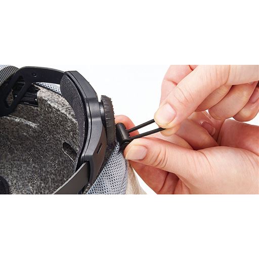 帽子のドローコードを締める ※帽子が飛ばないように正しく装着してください。