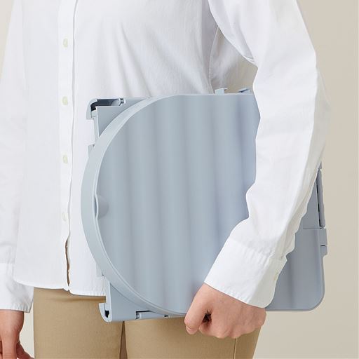 薄くたためて収納しやすい ※本品にゴミ袋、凝固剤、トイレットペーパーは付属していません