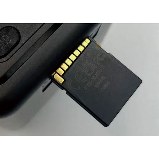 フィルムを入れてボタンを押すだけでSDカードに保存できて便利。(SDカードは別売)