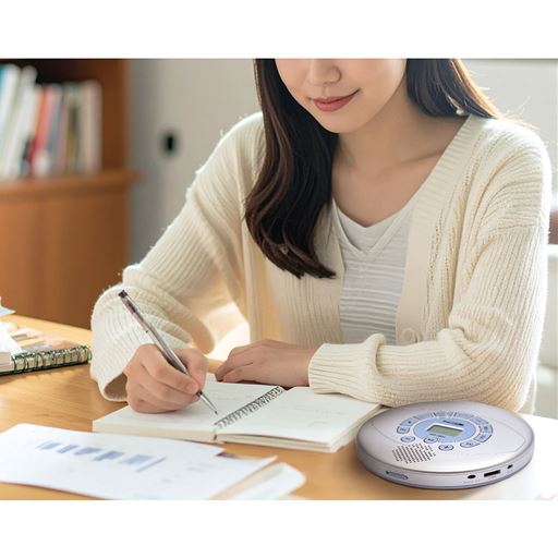 語学や趣味の学習に<br>イヤホンでもスピーカーでも使える小型CDプレイヤー