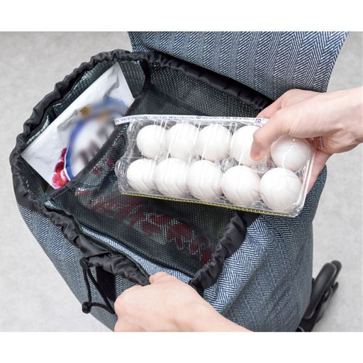 「卵が割れてた…」そんな悩みを解決!バッグ上部のハンモックで卵も安心して運べます。※ポケットには保冷剤を入れることができます。