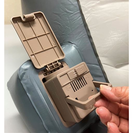 充電式なのでコンセントを気にせず設置でき、移動にも便利。寝室やリビングなど家中どこでも使用できます。エアーポンプは本体から取り外して充電可