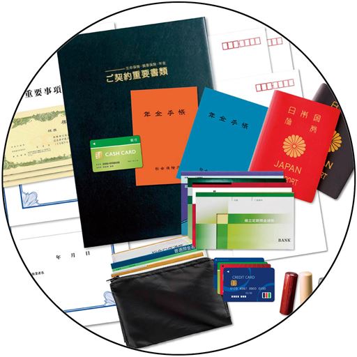 万が一の災害や火災から貴重品を守る金庫バッグ。家族の貴重品を一箇所にまとめておくことで、探しやすくなります