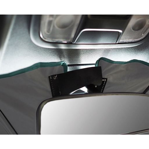 スリットでミラーを避けて付けられます。