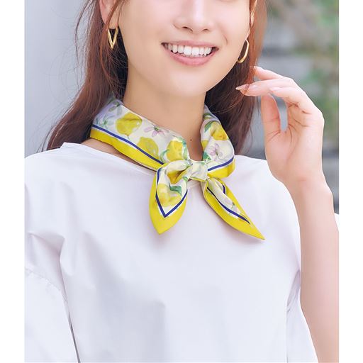 首に巻いたらループに通すだけ 横に通してリボン風に 2way