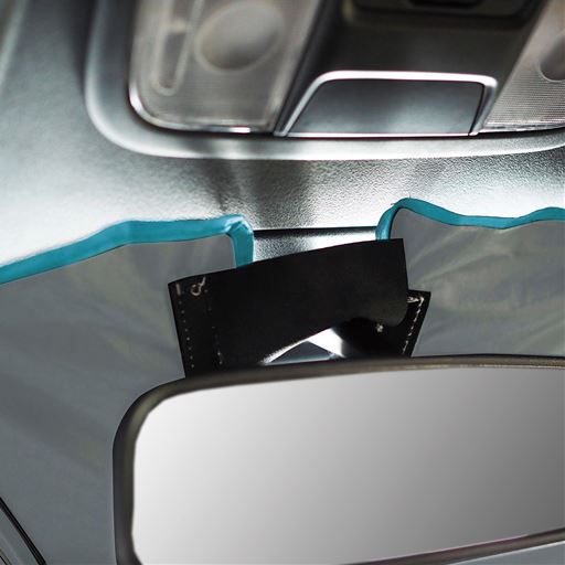 スリットでミラーを避けてつけられます。