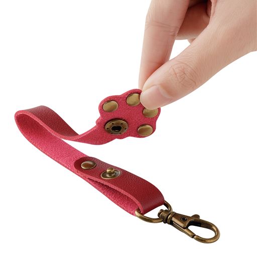 ボタン式のレザーベルトで取り付けが楽。