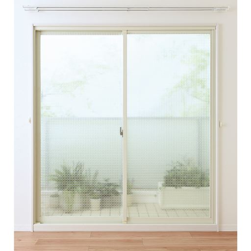 裏面は全面粘着加工で、剥離紙を剥がすだけで簡単に貼り付けることができます。