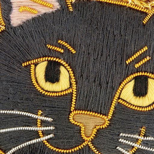 インドの伝統技法「ザリ刺繍」で仕上げました。<br>ふっくらとした立体感と、きらめく糸やビーズが織りなす繊細な表情が魅力です。