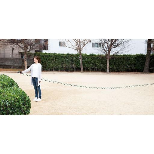 12mも伸びるホースで蛇口から遠い場所までラクに届く!面倒な巻き取りいらずで片付け簡単。
