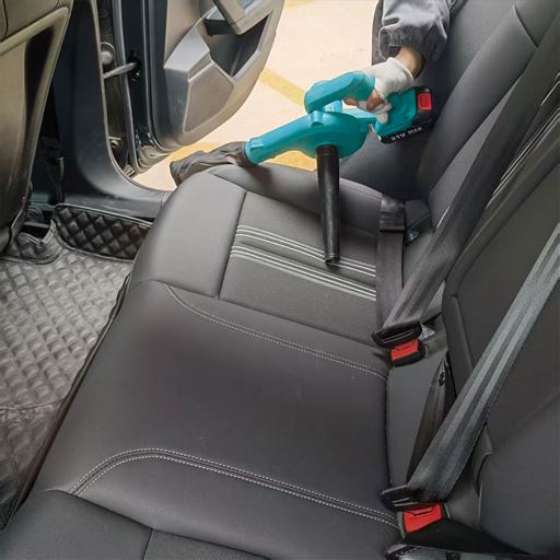 除機ヘッドでは扱いづらい車内のごみを吸い込む!