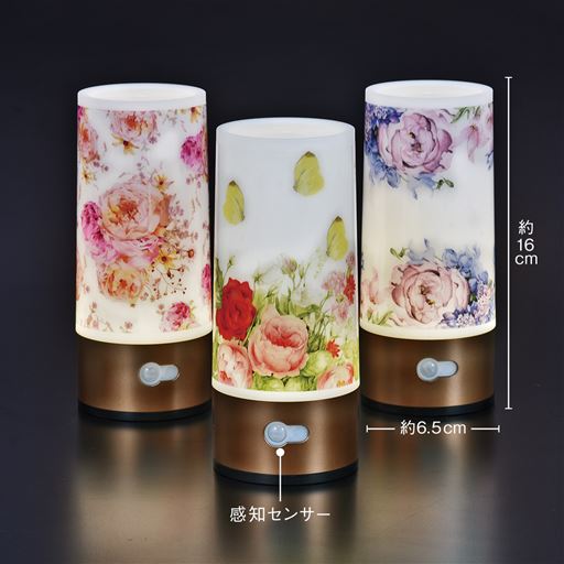 人を感知してセンサーライトが点灯!目にやさしいLEDライトの灯りが、綺麗な花柄のシートをふわっと点灯。